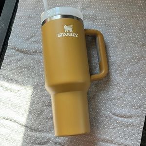 EUC Stanley Quencher 40oz Yarrow 💛